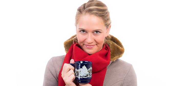 kvinde med halstoerklaede og varm te