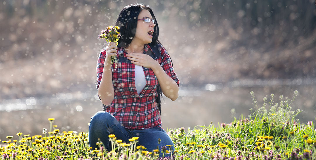 ung kvinde paa blomstermark omgivet af pollen